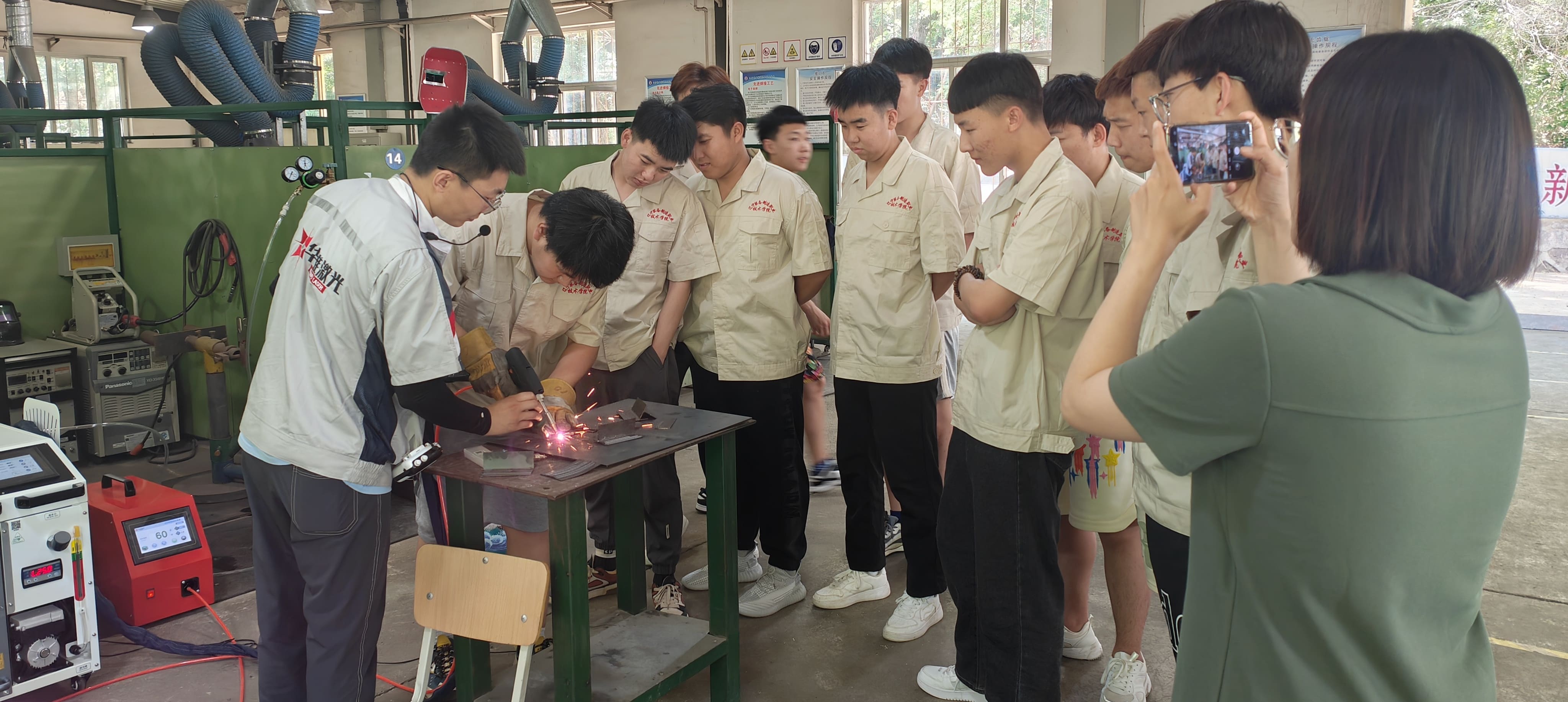 Huawei Laserの1500Wハンドヘルド溶接機は、Liaoning Tech Collegeでスキルトレーニングを後押しします